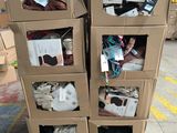 plusieurs cartons empilés les uns sur les autres dans un entrepôt