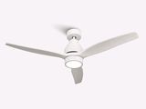 un gros plan d'un ventilateur de plafond blanc équipé d'une lampe