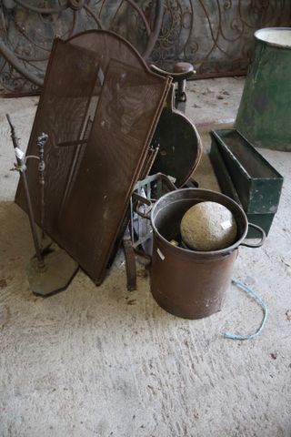 Lot comprenant : paire de chenets et accessoires de cheminée, deu...