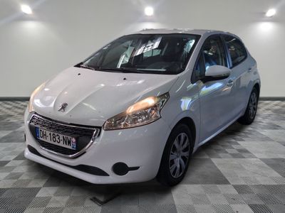 la photo d'une voiture blanche garée dans une salle d'exposition