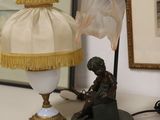une lampe posée sur une table à côté d'un abat-jour