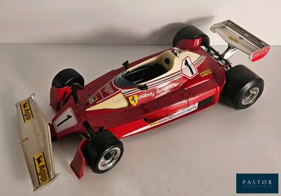 une maquette de voiture de course posée sur une surface blanche