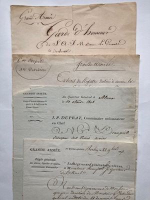 un gros plan d'un morceau de papier sur lequel on a écrit
