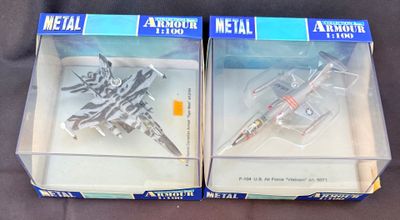 Il s'agit de deux boîtes de jouets en métal posées sur une table.