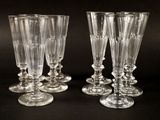 quatre verres à vin transparents posés sur une table noire