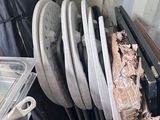 une pile de vaisselle et de casseroles sales dans la cuisine