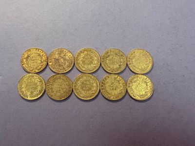un tas de pièces d'or posé sur une table