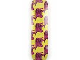 un skateboard orné de fleurs roses sur fond jaune