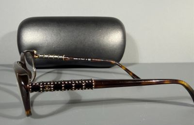 CHANEL Paire de lunettes de vue façon écaille avec laque noi…