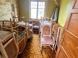 une pièce où se trouvent plusieurs chaises