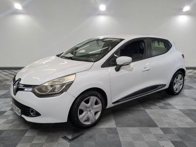une voiture blanche est garée dans une pièce au sol à carreaux