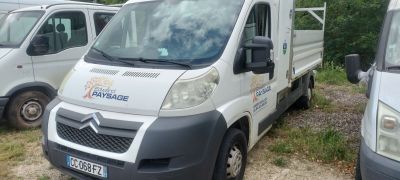 trois fourgonnettes blanches garées les unes à côté des autres sur un parking