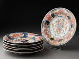plusieurs assiettes sont empilées sur une table