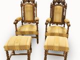 deux chaises et un repose-pieds avec une assise rembourrée jaune