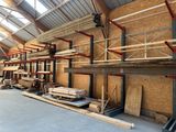 l'intérieur d'un bâtiment comportant de nombreuses étagères et palettes
