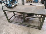 une table sur laquelle est posée une machine