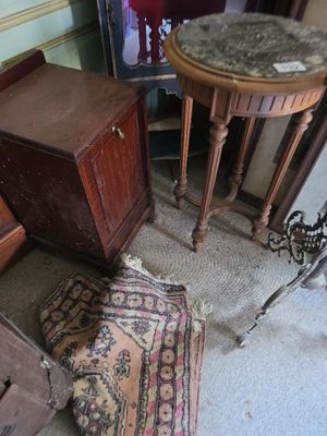 plusieurs meubles et une table dans une pièce