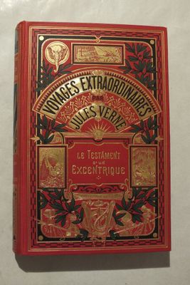 un vieux livre à la couverture rouge posé sur une table