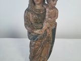 statue d'une femme tenant un enfant dans ses bras
