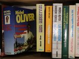 de nombreux livres qui se trouvent sur une étagère dans une boîte à livres