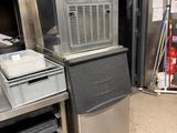 un appareil qui se trouve dans une cuisine, à côté d'un réfrigérateur