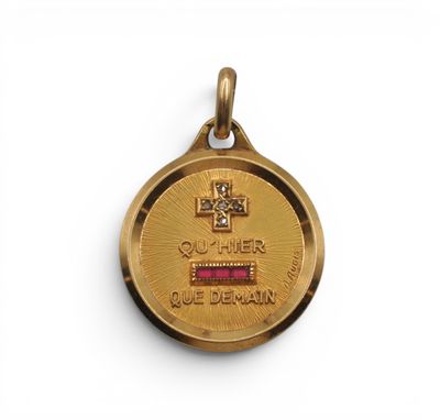 Gros plan sur une médaille d'or ornée d'une croix