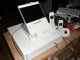 un ordinateur blanc posé sur une imprimante blanche