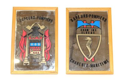 deux plaques fixées au mur d'un immeuble et ornées d'un blason