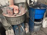 une photo d'une pièce sale avec des seaux et un chauffe-eau