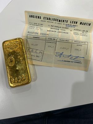 une image représentant un morceau d'or posé sur une table