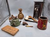 plusieurs objets posés ensemble sur une table
