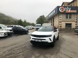 un 4x4 blanc garé devant un bâtiment
