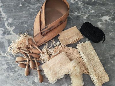 plusieurs objets posés ensemble sur une table