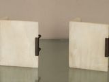 deux serre-livres posés sur une table en verre