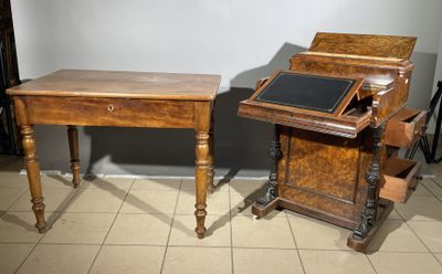 deux bureaux en bois sur lesquels est posé un petit tableau noir