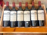 six bouteilles de vin rouge dans un coffret en bois