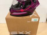 un casque violet et un t-shirt posés sur une boîte en carton