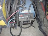 de nombreux fils reliés à une machine