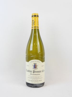 une bouteille de vin posée sur une table