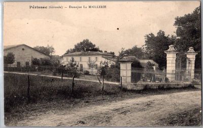 une photo en noir et blanc représentant un portail et une maison