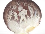 un coquillage sur lequel est représenté un homme et une femme
