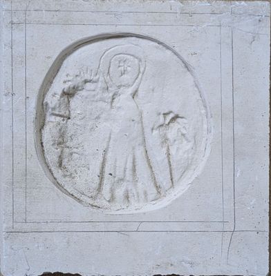 une photo d'une plaque en pierre sur laquelle figure le portrait d'une femme