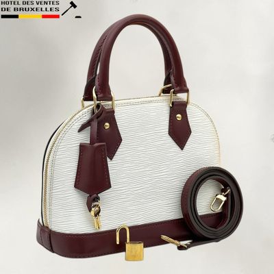un sac à main blanc et bordeaux muni d'une bandoulière en cuir et d'une ceinture