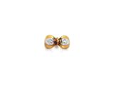une paire de boucles d'oreilles en diamant sur fond blanc