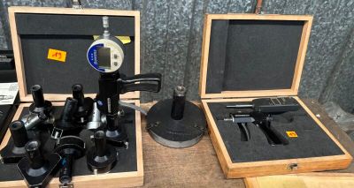 deux caisses en bois contenant des outils, posées sur une table