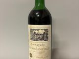 une bouteille de vin rouge avec une étiquette, posée sur une table