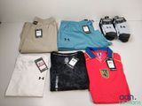 beaucoup de vêtements pour hommes posés sur une table