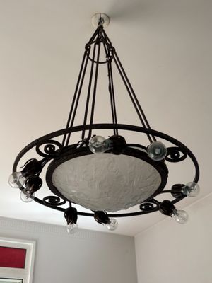 un lustre suspendu au plafond d'une pièce