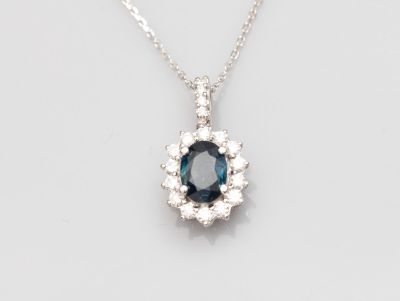 un pendentif composé d'un saphir bleu et de diamants, monté sur une chaîne