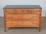 une commode en bois avec un plateau en marbre